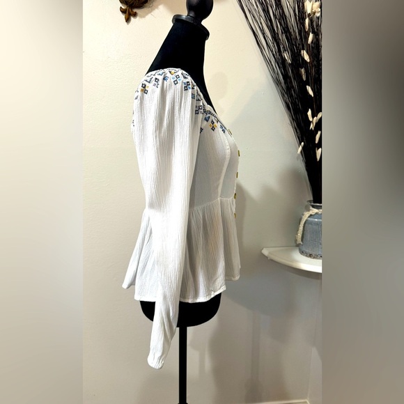Aeropostale Button-Down embroidery chic Blouse - Size Medium - Picture 5 of 9
